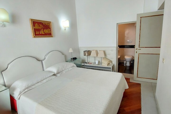 Room 16 of 37
