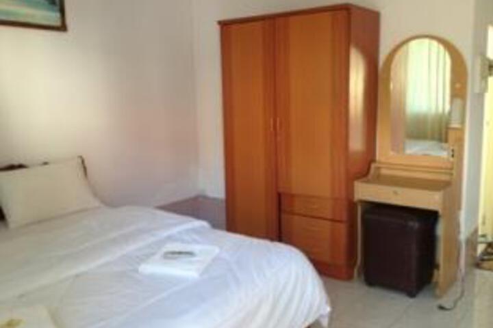 Room 4 of 6