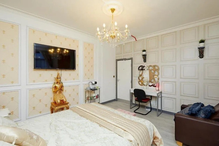 Room 2 of 9