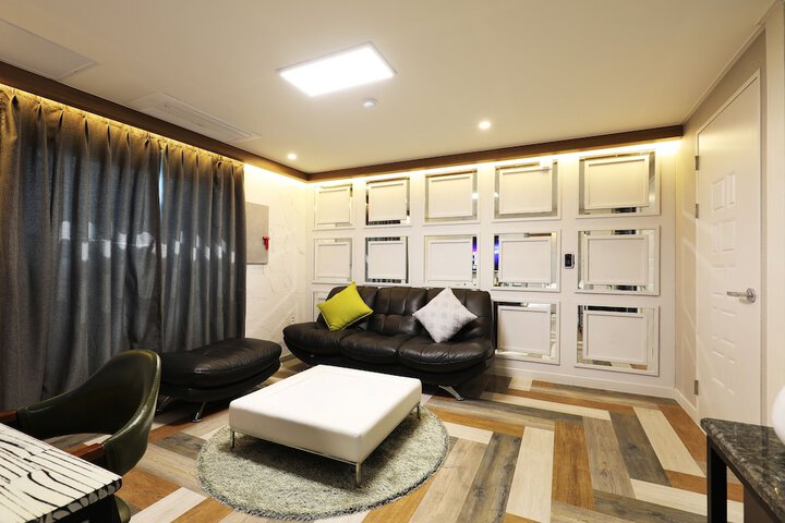 Room 16 of 146