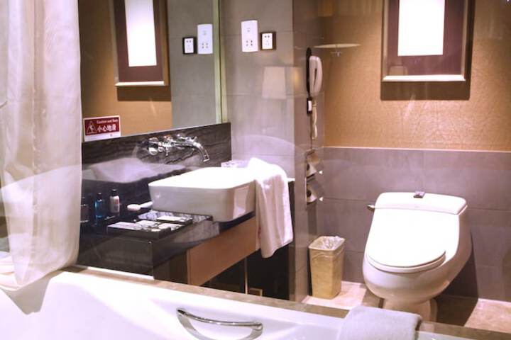 Room 12 of 48