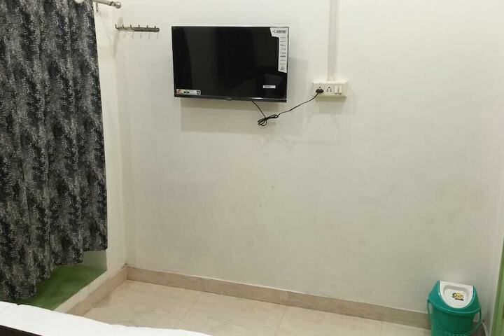 Room 5 of 12