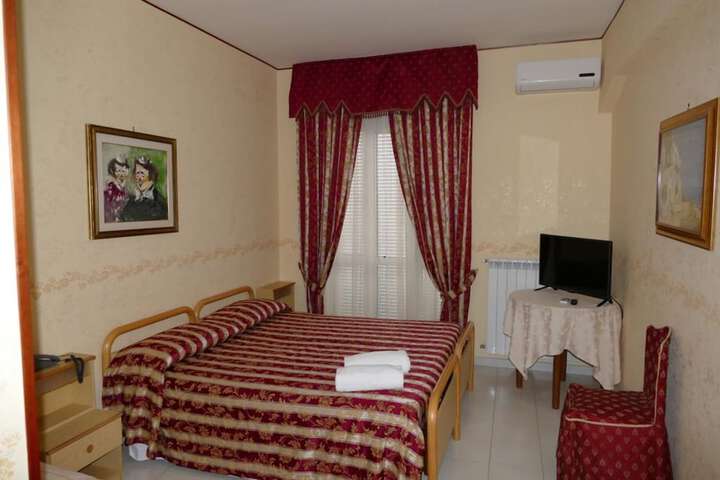 Room 7 of 32
