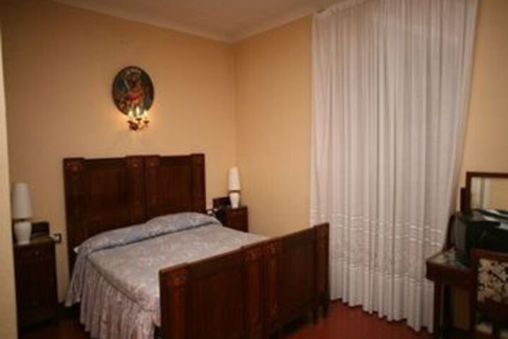 Room 11 of 33