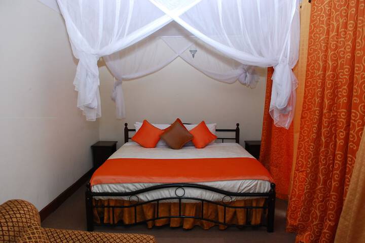 Room 4 of 9