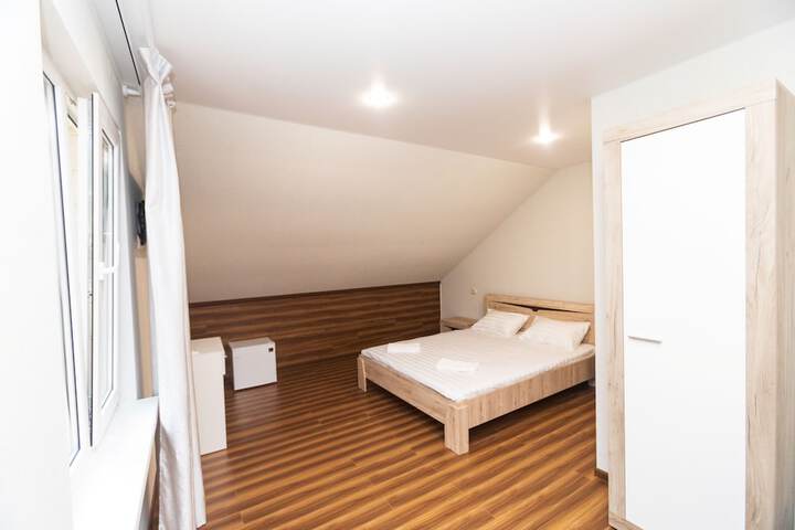 Room 4 of 28