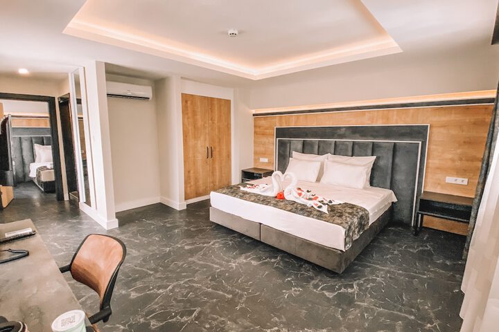 Room 6 of 28