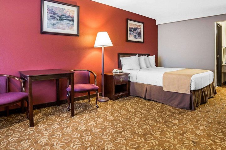 1 Queen Bed (3 of 14)