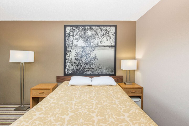 1 Queen Bed (20 of 23)