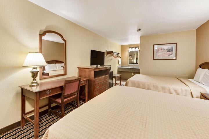 2 Double Beds (6 of 15)