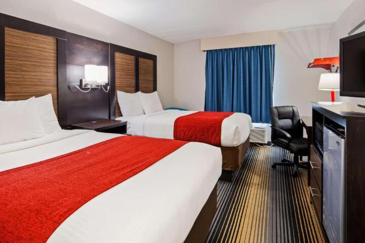 1 Queen Bed (2 of 6)