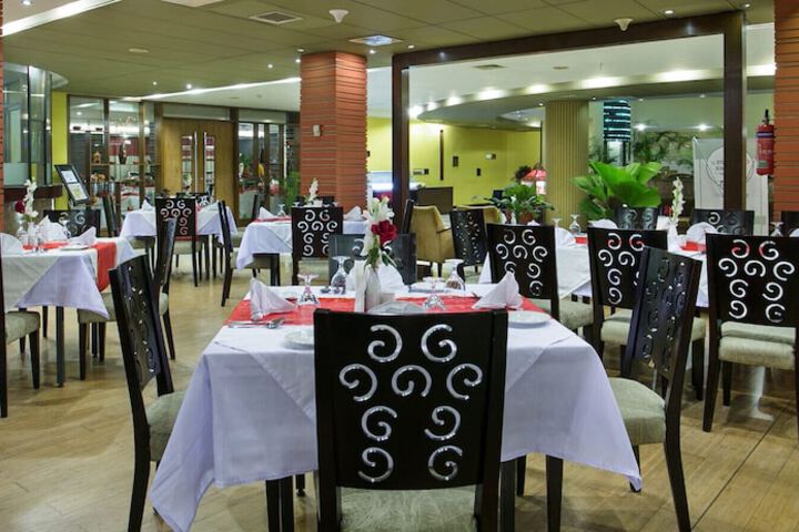 Dining 35 of 65