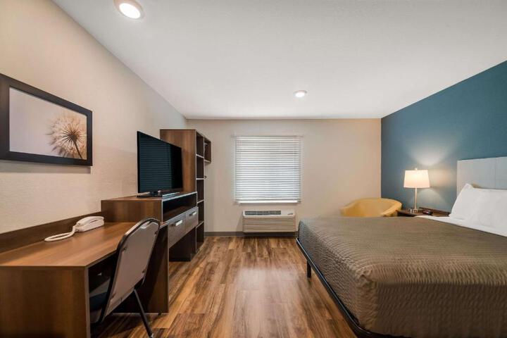 1 Queen Bed (6 of 12)