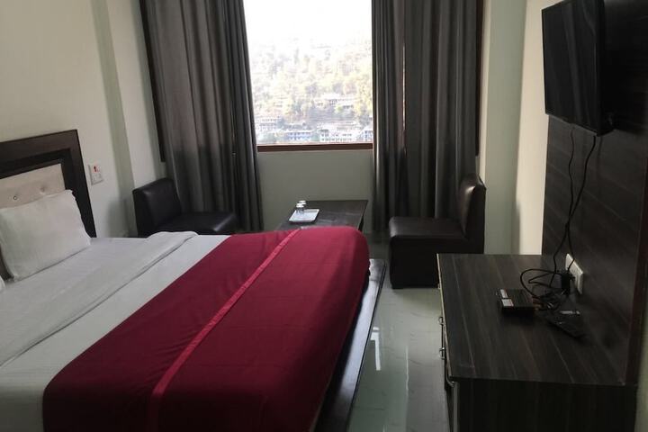 Room 4 of 27