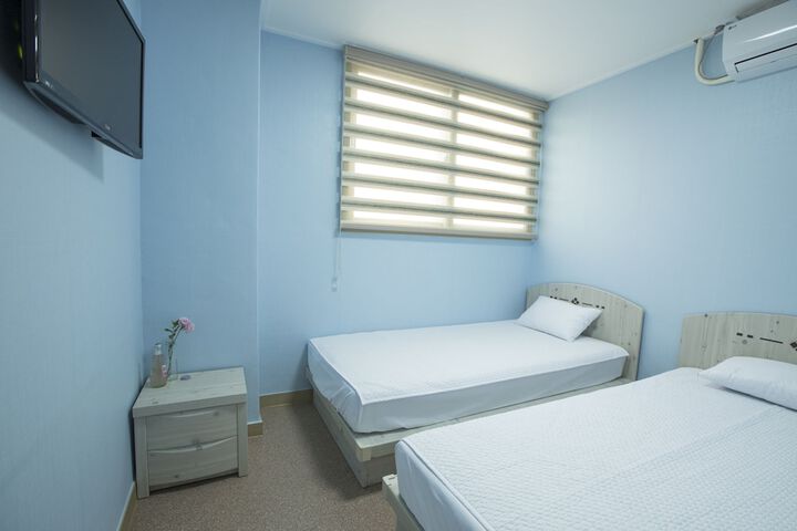 Room 13 of 100