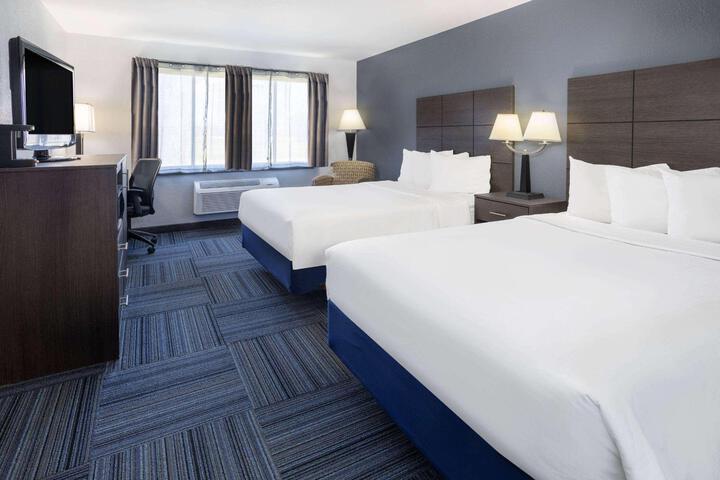 1 King Bed (6 of 9)