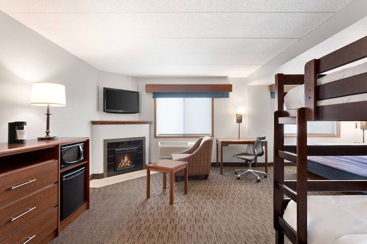 1 King Bed 1 Bedroom Business Suite Second Floor (5 of 17)