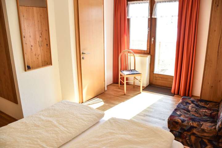 Room 28 of 76