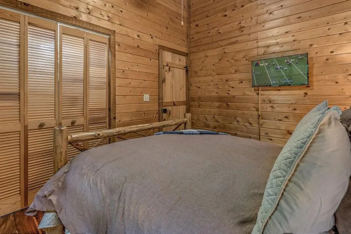 Room 5 of 18
