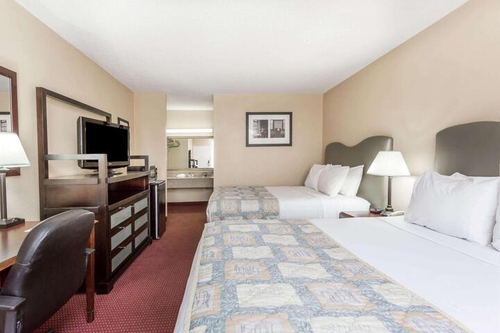 2 Queen Beds (2 of 3)