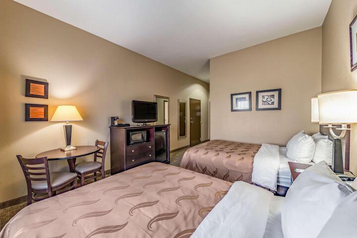 2 Queen Beds (10 of 11)