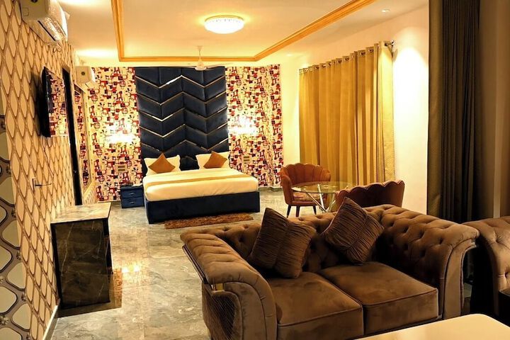 Room 9 of 94