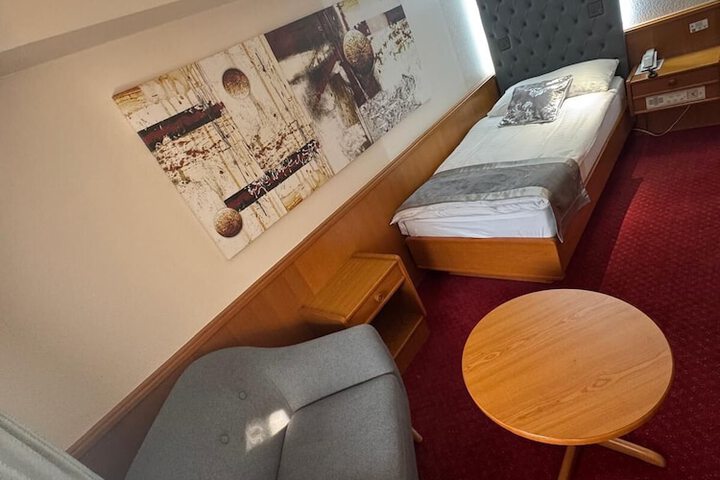 Room 13 of 32