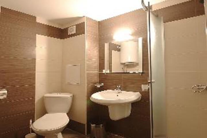 Room 5 of 8
