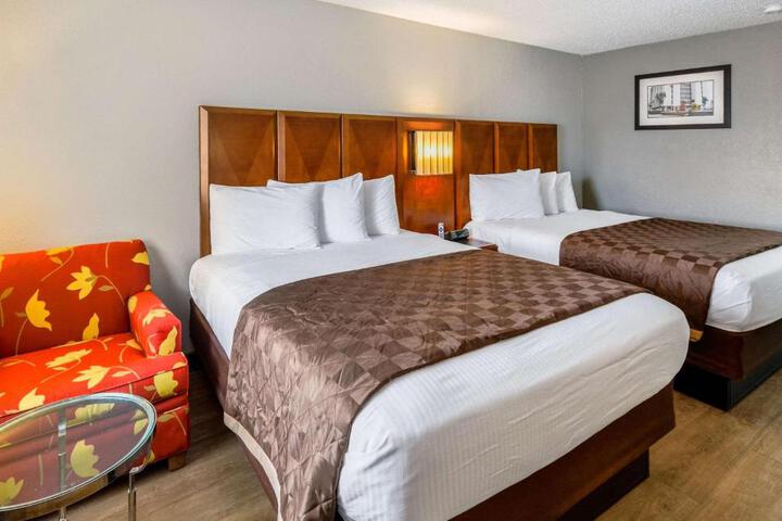 2 Queen Beds (1 of 9)
