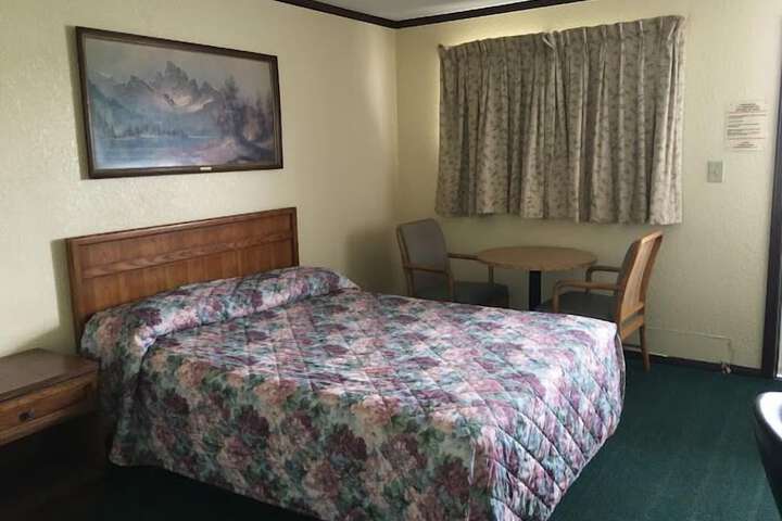 Room 7 of 12