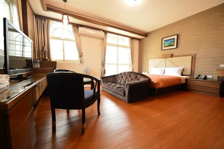 Room 4 of 5