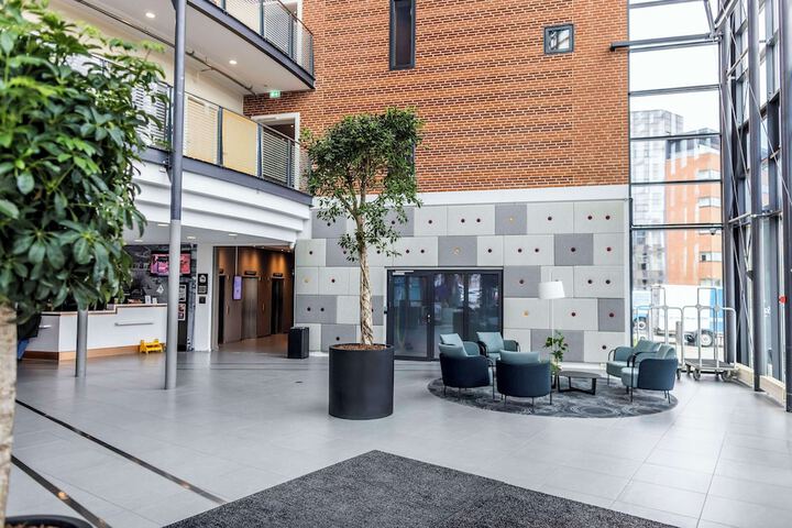 Entrance & Lobby