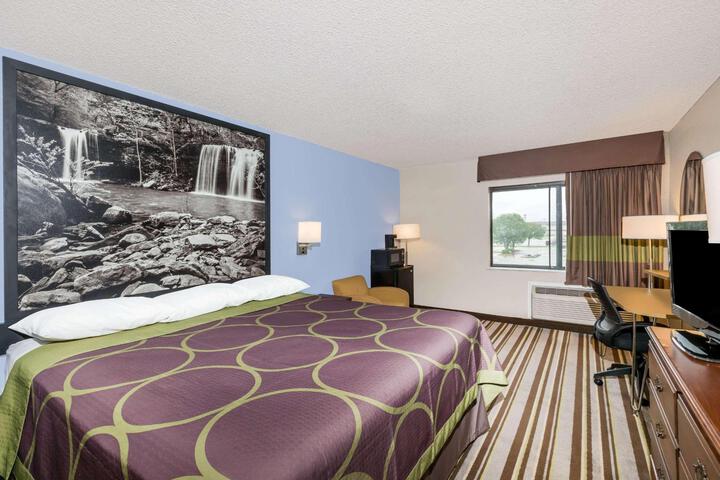 1 King Bed (2 of 7)