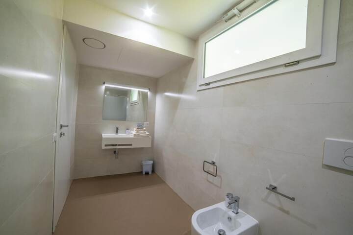 Room 4 of 20