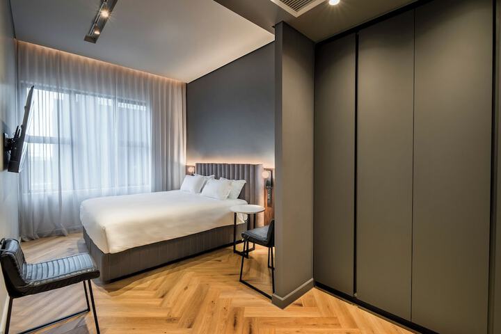 Room 30 of 143