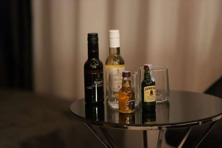 Lounge 31 of 64