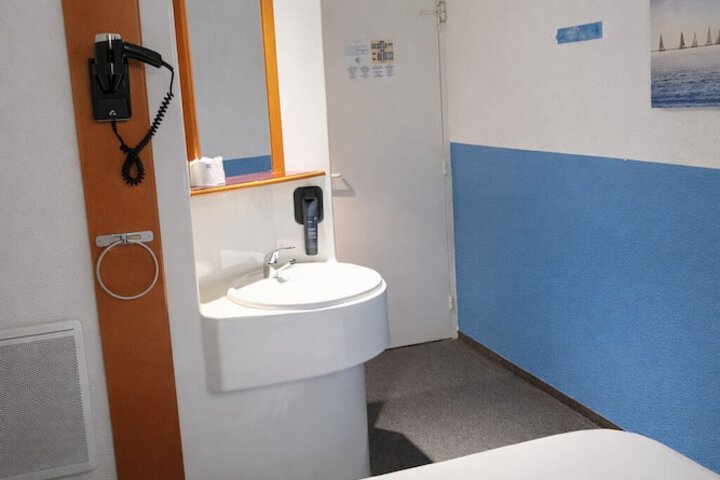 Room 13 of 28