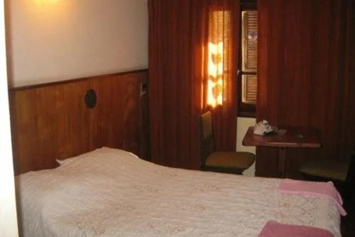Room 5 of 9