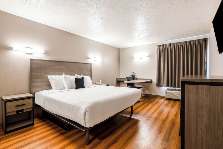 1 King Bed (7 of 9)