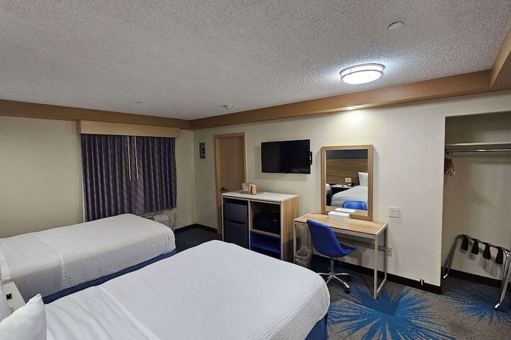 2 Double Beds (6 of 14)