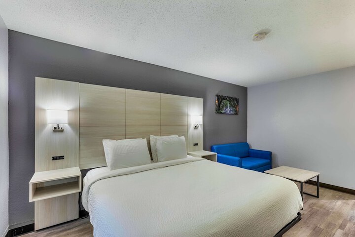 1 King Bed Deluxe Room (8 of 10)