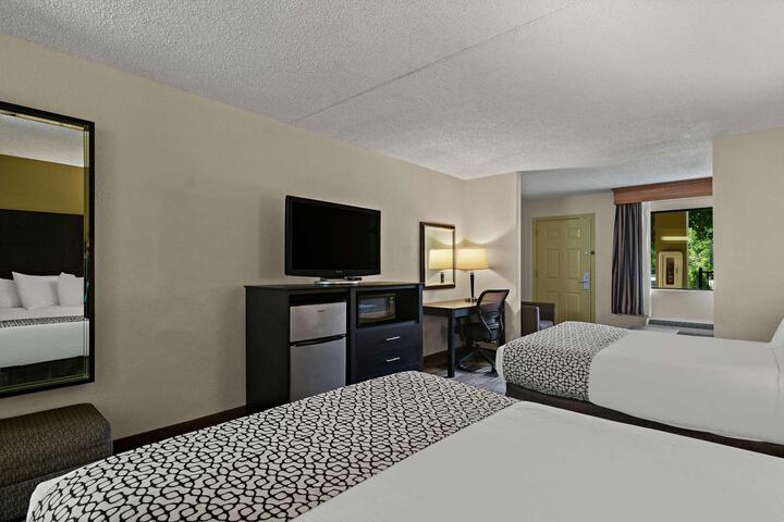 2 Queen Beds Microwave and Refrigerator WiFi Continental Breakfast (14 of 19)