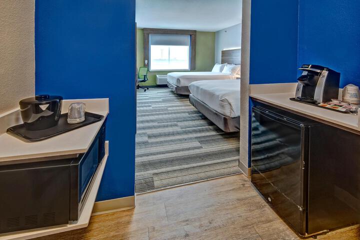 2 Queen Bed Suite Additional Living Area (7 of 7)