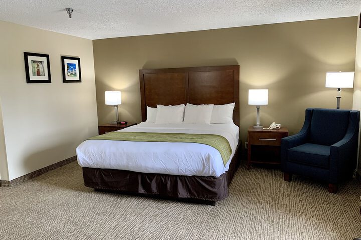 1 King Bed (1 of 14)