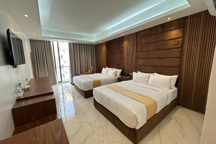 Room 4 of 12