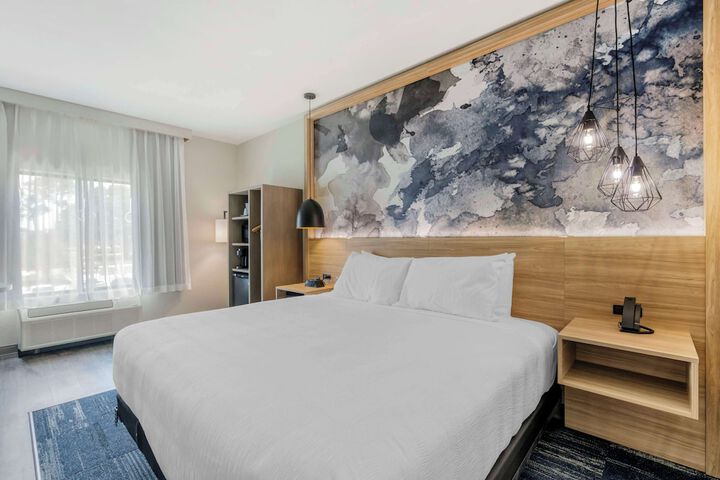 1 King Bed Microwave and Refrigerator Walk in Shower WiFi Full Breakfast (10 of 15)