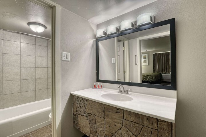 1 King Bed Efficiency (14 of 21)