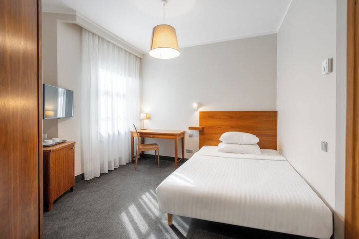Room 27 of 42