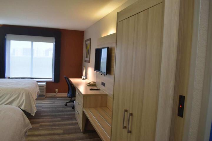 2 Queen Beds (4 of 4)