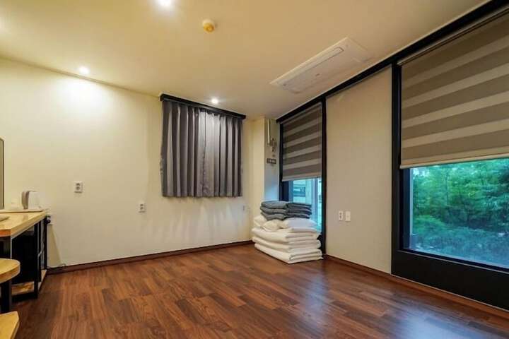 Room 6 of 18